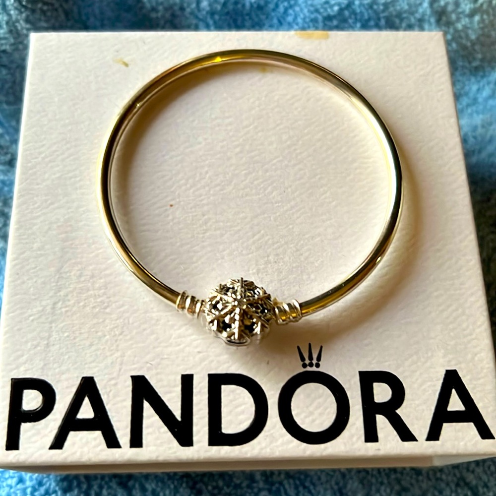 Pandora woman’s snowflake bangle